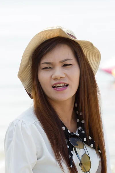 Mujer asiática en hermoso sombrero en la playa tropical — Foto de Stock