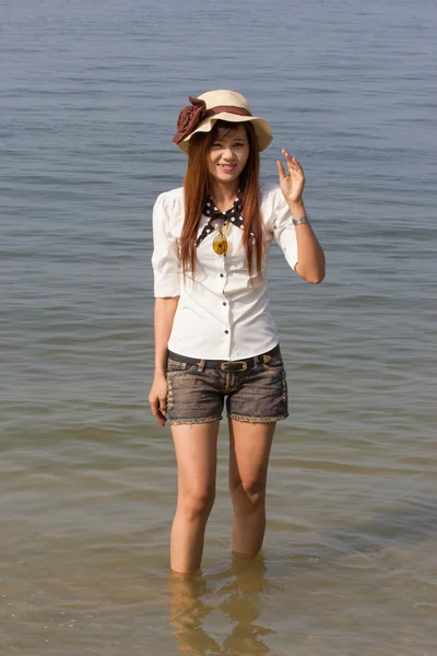 Woman walking on tropical beach — Stock Photo, Image