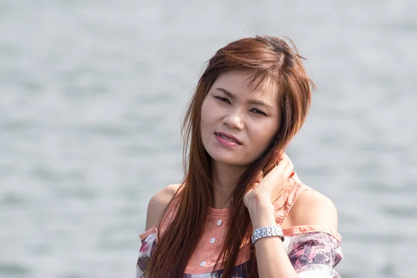 Asiatische Frau am tropischen Strand — Stockfoto