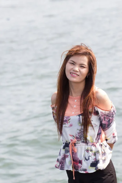 Aziatische vrouw op tropisch strand — Stockfoto