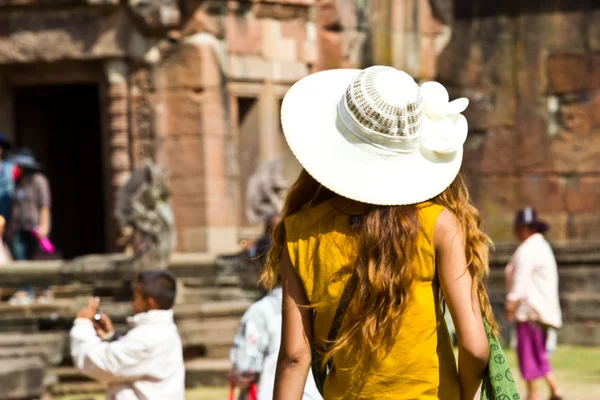 Joven mujer está caminando para ver castillo de piedra  , —  Fotos de Stock