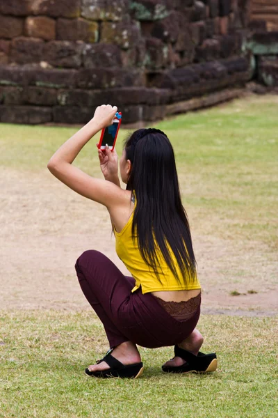 Mujer joven está tomando fotos con la cámara del teléfono móvil , —  Fotos de Stock