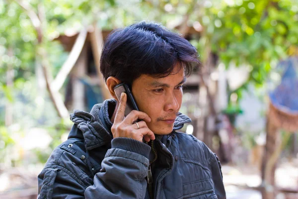 Hombre hablando por teléfono y sonriendo —  Fotos de Stock