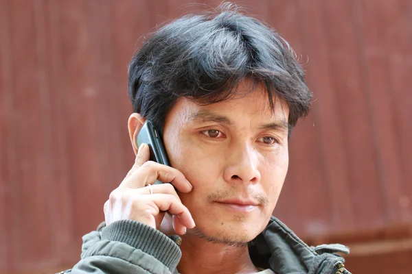 Hombre hablando por teléfono y sonriendo —  Fotos de Stock