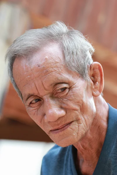 Красивый портрет Имидж пожилого человека на улице — стоковое фото