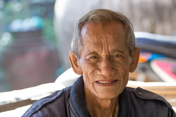 Feliz hombre viejo sonriendo —  Fotos de Stock