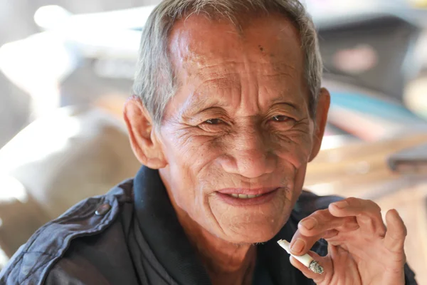 Old man smoking — Stock Photo, Image