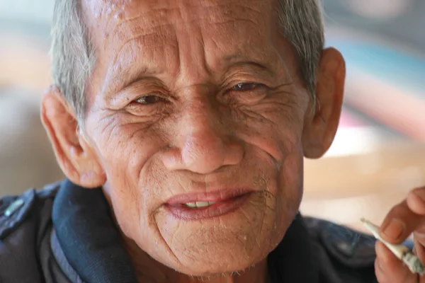 Homem velho fumando — Fotografia de Stock