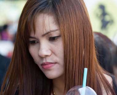 gülümseyen ve çekici güzel kadın