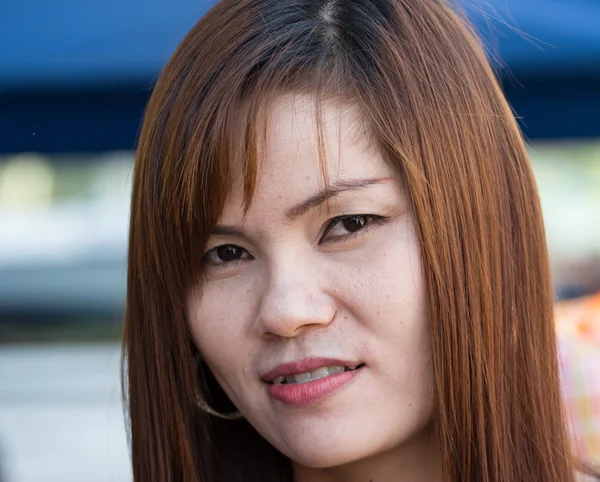 Mujer bonita sonriendo y atrayendo — Foto de Stock