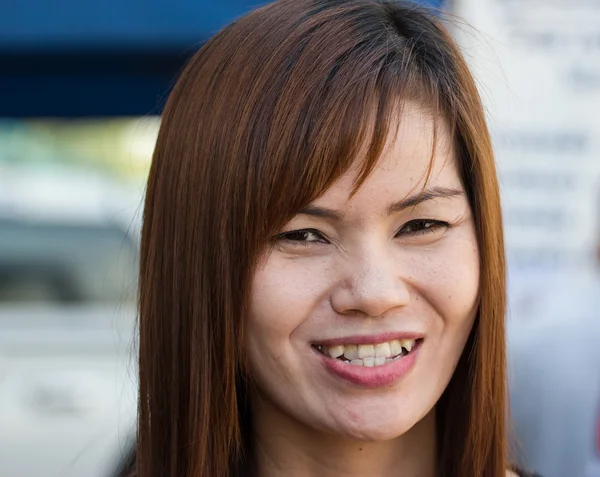 Mulher bonita sorrindo e envolvente — Fotografia de Stock