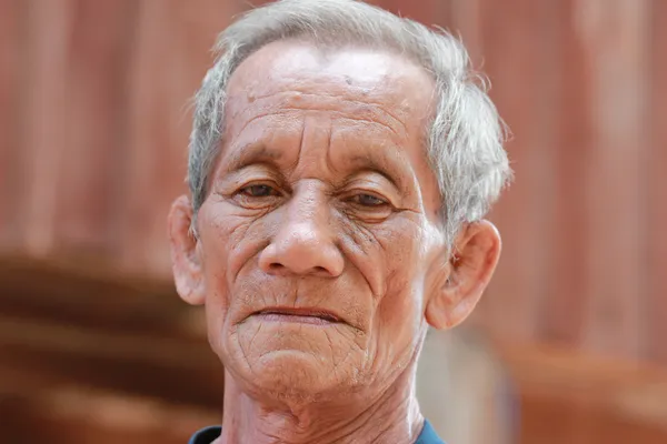 Schönes Portraitbild eines älteren Mannes im Freien — Stockfoto