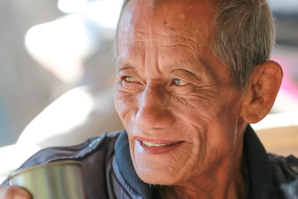 Bir fincan kahve tutan yaşlı neşeli yaşlı adam — Stok fotoğraf