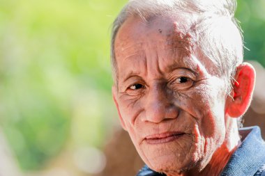 mutlu gülümseyerek ihtiyar