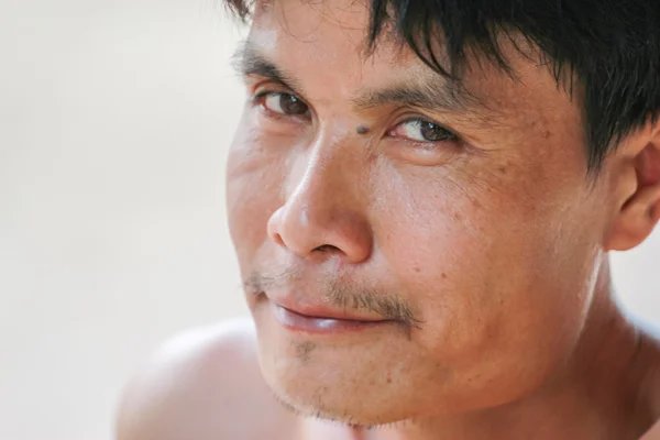 Retrato fechado de um homem com gotas de água — Fotografia de Stock