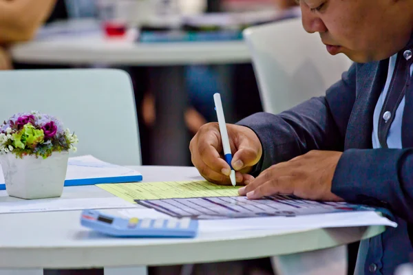 Businessman writing with pen — Stock Photo, Image