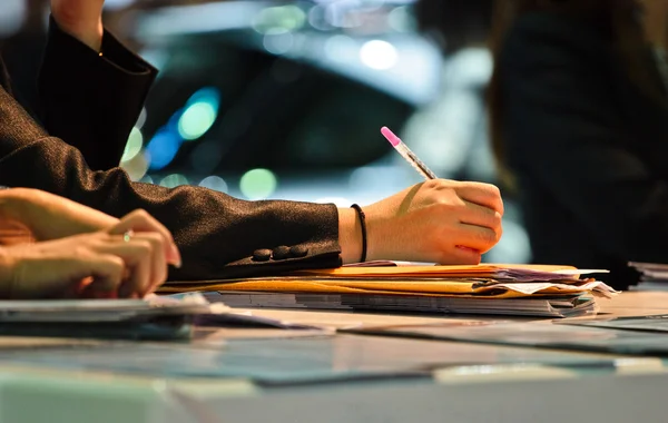 Geschäftsfrau schreibt mit Stift — Stockfoto