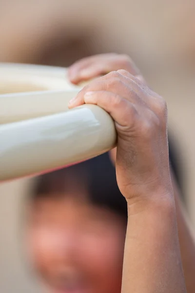 Mani che stringono barre — Foto Stock