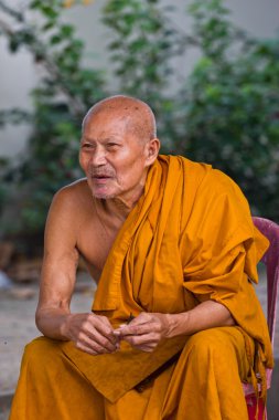 Tay keşiş gülümsemeye oturur.