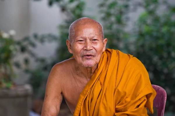 Тайский монах сидит и улыбается. — стоковое фото