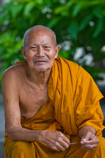 Тайский монах сидит и улыбается. — стоковое фото