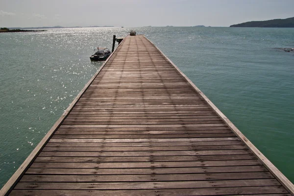 Embarcadero de madera en el mar tailandés — Foto de Stock