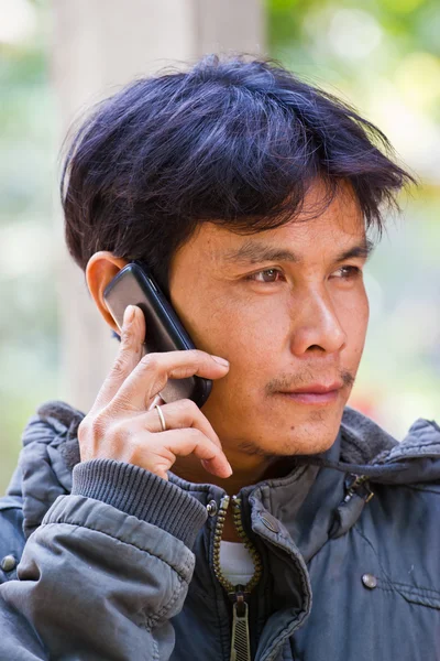 Man talking on the phone and smiling — Stock Photo, Image