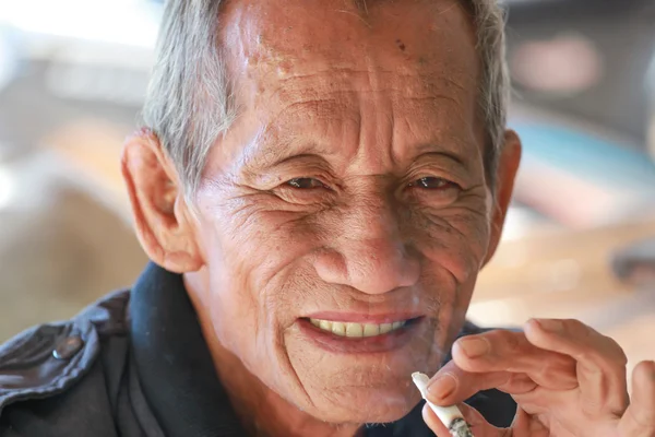 Old man smoking — Stock Photo, Image