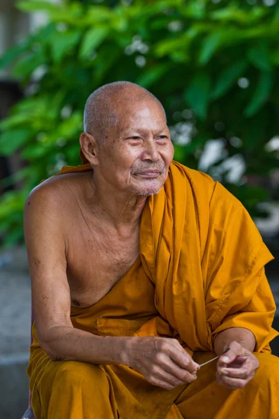 Ταϊλάνδης µοναχός κάθεται να χαμογελάσει — Φωτογραφία Αρχείου