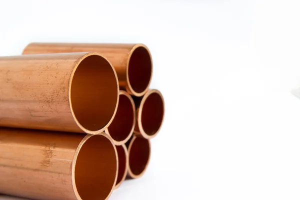 Conjunto de tubos de cobre de diâmetro diferente que se encontram em um montão — Fotografia de Stock