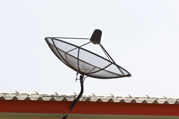 Antenne satellite dans le ciel du matin — Photo