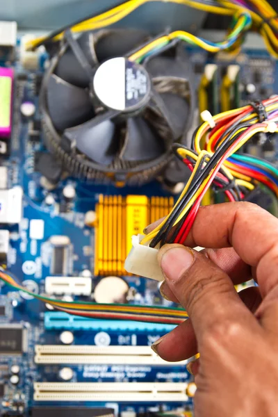 Techniker repariert Computerhardware im Labor — Stockfoto