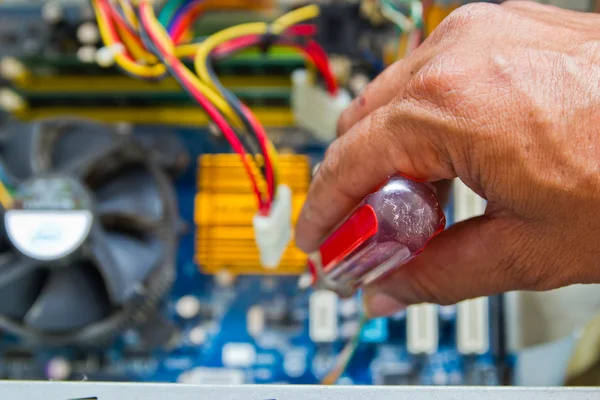 Technicus herstellen van computerhardware in het lab — Stockfoto