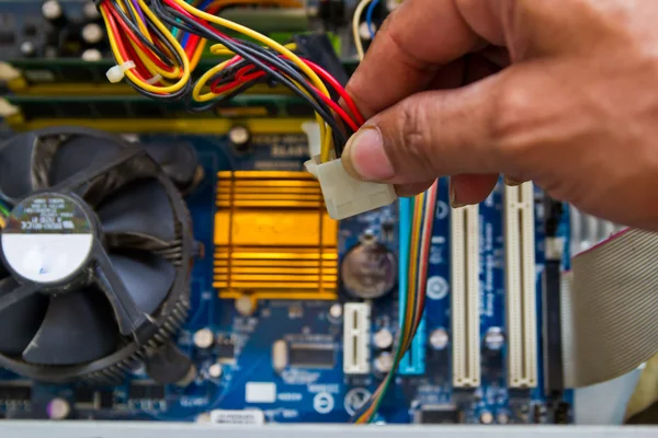 Tecnico di riparazione hardware del computer in laboratorio — Foto Stock