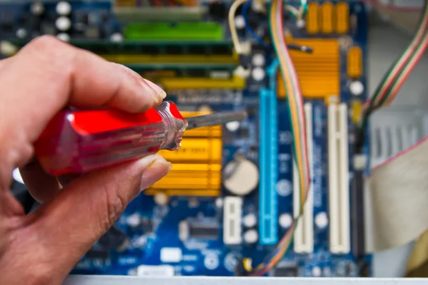 Technicien réparer le matériel informatique dans le laboratoire — Photo