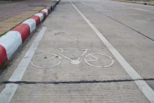 在城市的自行车道路标志 — 图库照片