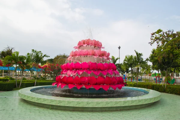 Fountain multi-tiered in the park — Stock Photo, Image