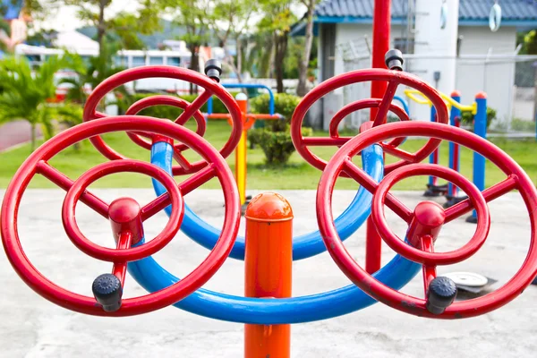 Parco giochi per bambini nel parco urbano autunnale — Foto Stock