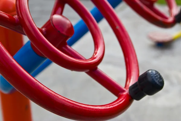 Kinderspielplatz im städtischen Herbstpark — Stockfoto