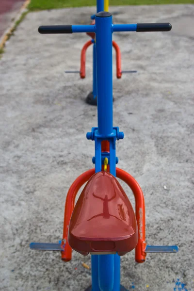 Parque infantil no parque urbano de outono — Fotografia de Stock