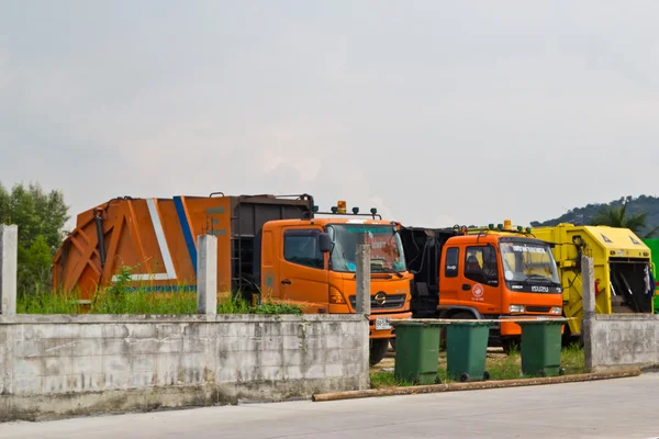 CHONBURI, TAILANDIA - 9 DE DICIEMBRE: carga de vagones de transporte de basura d — Foto de Stock