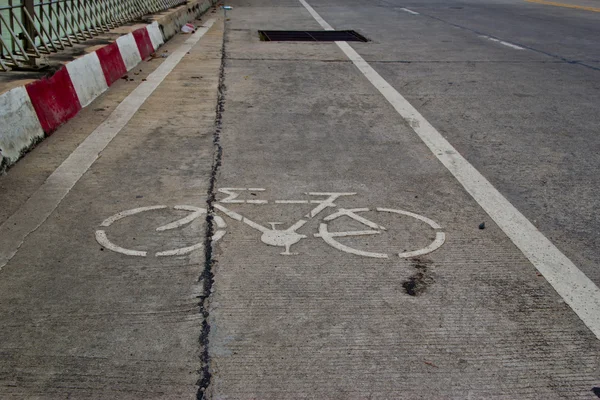 在城市的自行车道路标志 — 图库照片