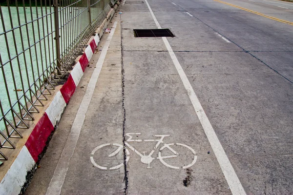 在城市的自行车道路标志 — 图库照片