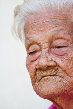yaşlı kadın mutlu ,
