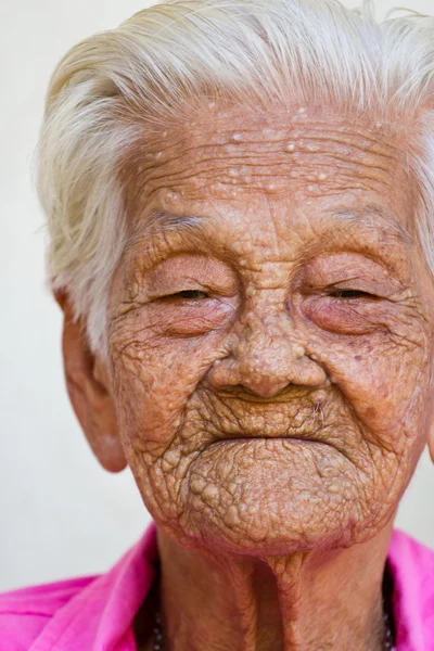 yaşlı kadın mutlu ,