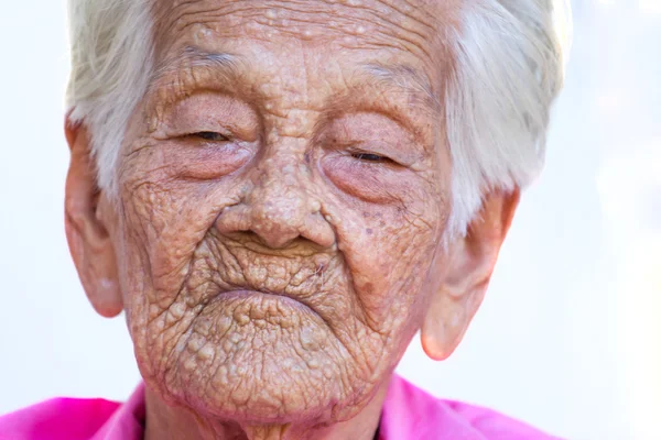 Портрет обеспокоенной старухи с грустным выражением лица — стоковое фото