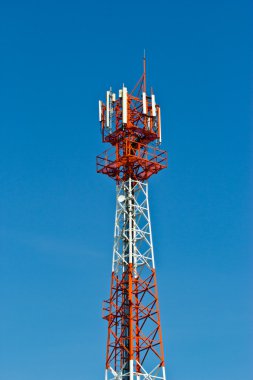 binanın tepesinde sinyal direği