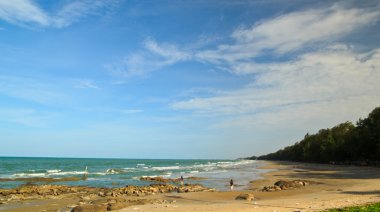 İnsanlar yaz tatilinde sahilde eğlenirler.