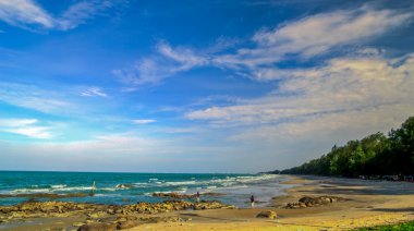 İnsanlar yaz tatilinde sahilde eğlenirler.