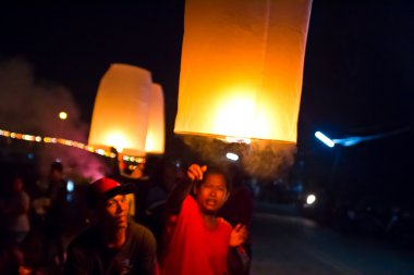 Chonburi, Tayland - 28 Kasım: iki kişi uçan İnternet holding
